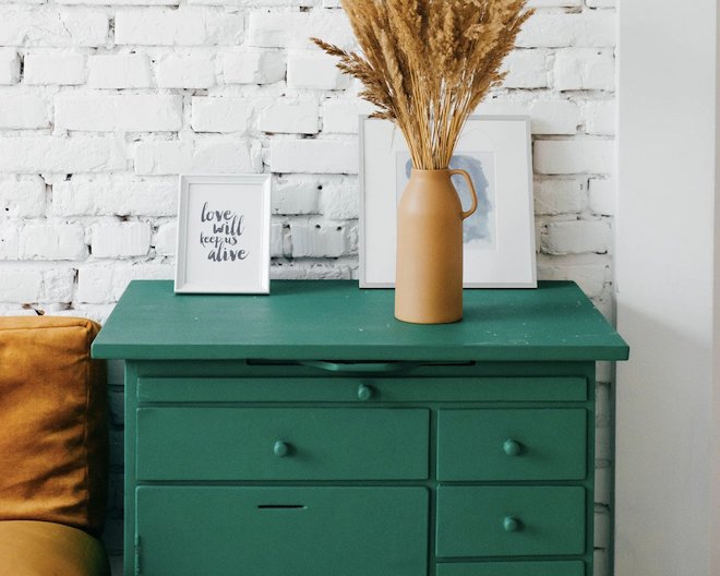 An Image of a Drawer and a Vase